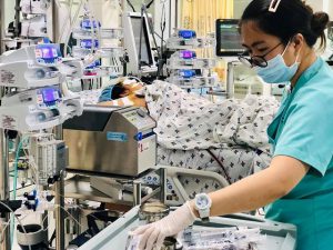 Nữ sinh đột ngột nguy kịch sau sốt cao, tê tay chân